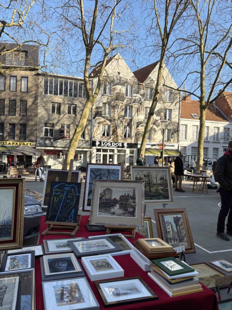 vintage & antiques in Antwerp at the Sint-Jansvliet antiques market